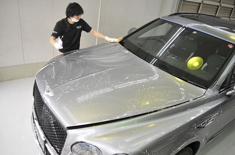 6　ベンテイガ　洗車1