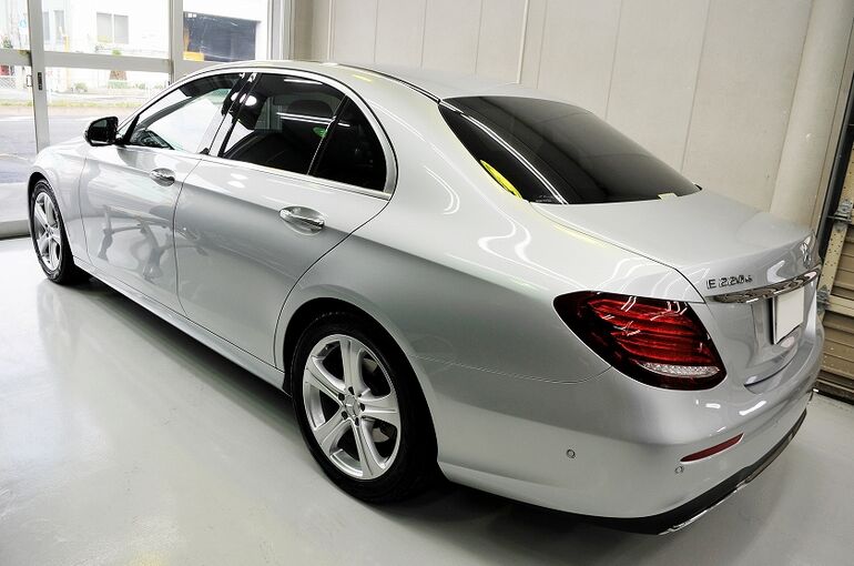 29.ベンツE220d　施工後　左後方側面