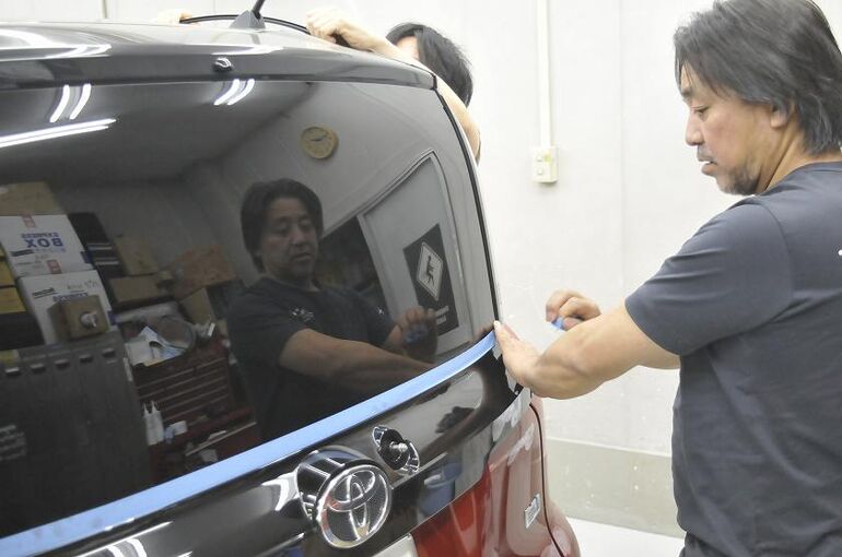 シエンタ　クレンジング施工前、養生途中