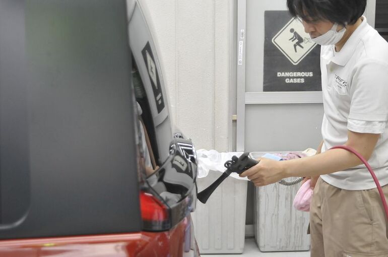 シエンタ　洗車後、隙間に残った水滴をブロワーで除去。