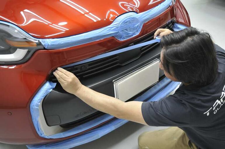 トヨタ　シエンタ　磨き施工前の養生。マスキング処理。