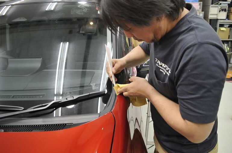 トヨタ　シエンタ　磨き施工後　隙間のコンパウンド　除去