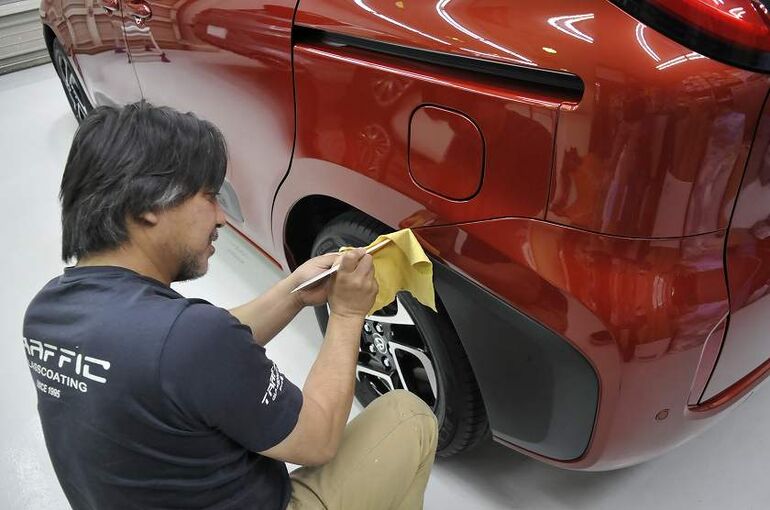 トヨタ　シエンタ　磨き施工後　隙間のコンパウンド　除去2