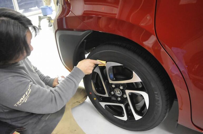 トヨタ　シエンタ　ホイールコーティング剤の塗布