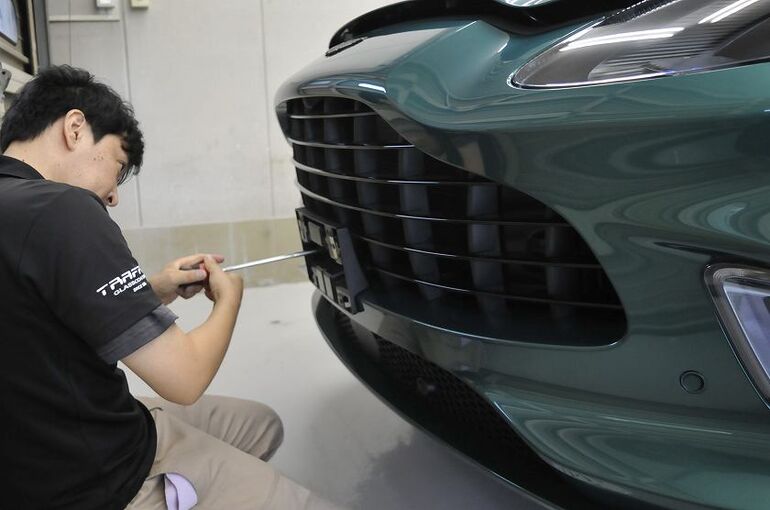 アストンマーティンDBX　ナンバー外し