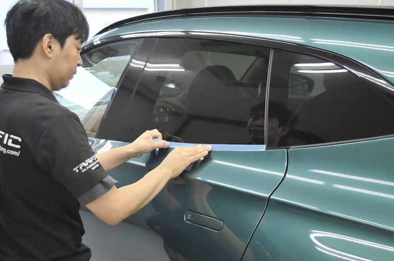 アストンマーティン　DBX　クレンジング前　マスキング