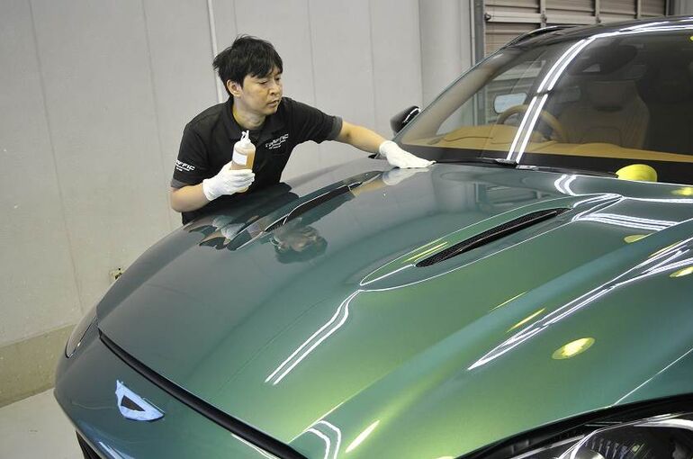 アストンマーティン　DBX　ボンネット部　クレンジング施工