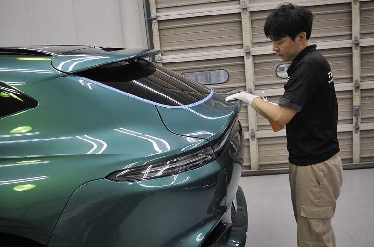 アストンマーティン　DBX　トランク部　クレンジング施工