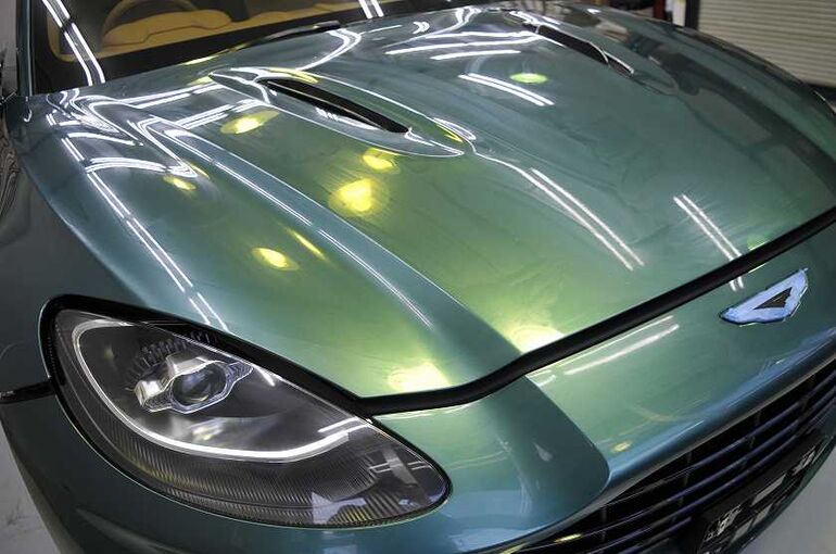 アストンマーティン　DBX　トランク部　クレンジング施工後