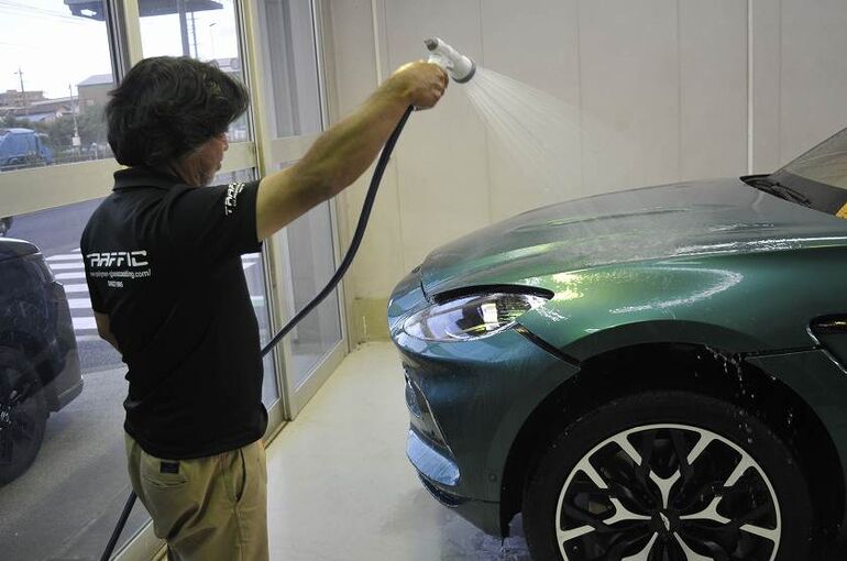 アストンマーティン　DBX　クレンジング施工後　洗車