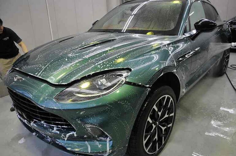 アストンマーティン　DBX　　シャンプー洗車