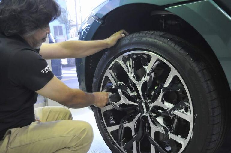 アストンマーティン　DBX　　ホイール洗浄