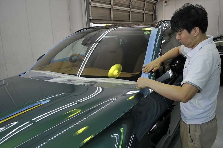 アストンマーティン　DBX　マスキングテープによる養生