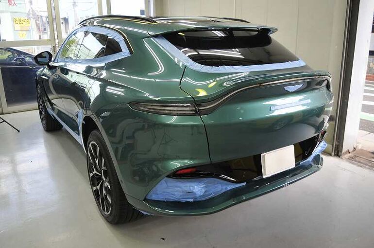 アストンマーティン　DBX　マスキングテープによる養生　後方から