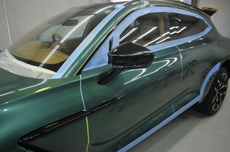アストンマーティン　DBX　マスキングテープによる養生　サイド部