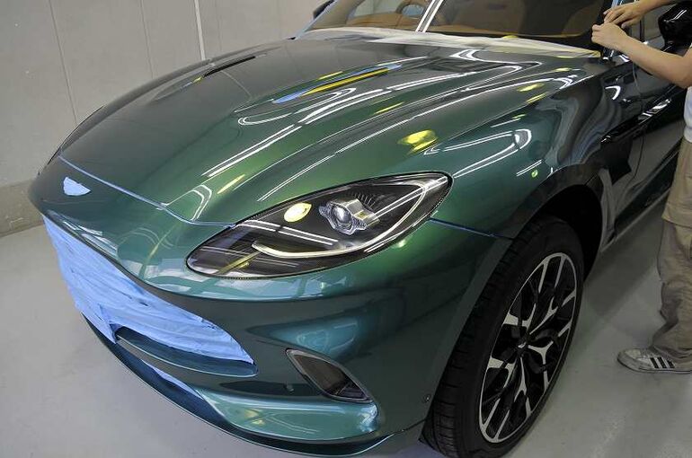 アストンマーティン　DBX　マスキングテープによる養生　フロント部