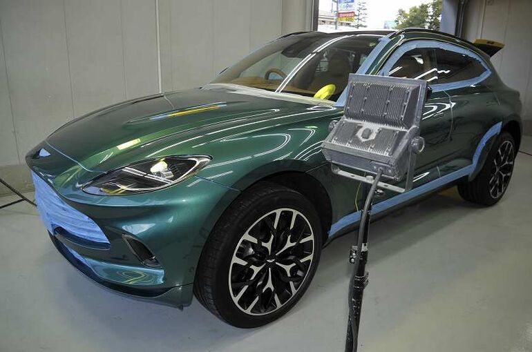 アストンマーティン　DBX　磨き施工前　ライトのセッティング