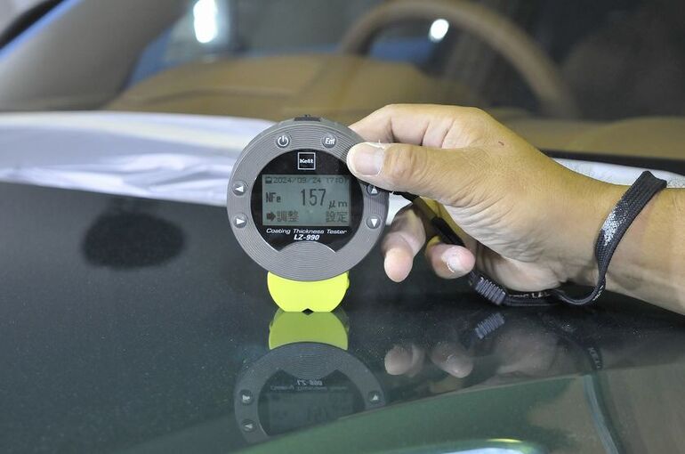 アストンマーティン　DBX　塗膜の厚み確認