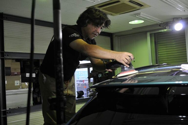 アストンマーティン　DBX　磨き施工　試し磨き