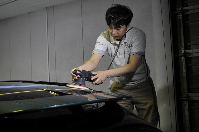 アストンマーティン　DBX　ルーフ部の磨き施工