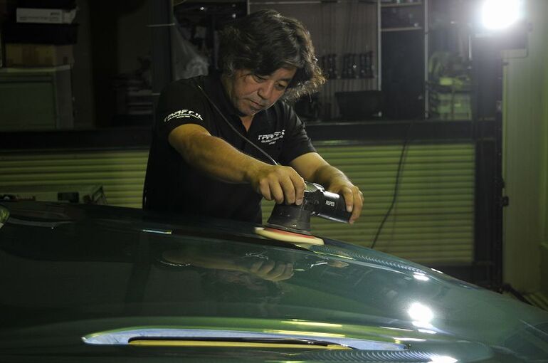 アストンマーティン　DBX　ボンネット部　磨き施工