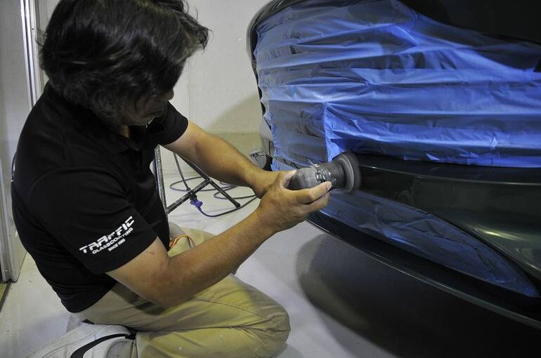 アストンマーティン　DBX　ミニサイズポリッシャーによる磨き施工