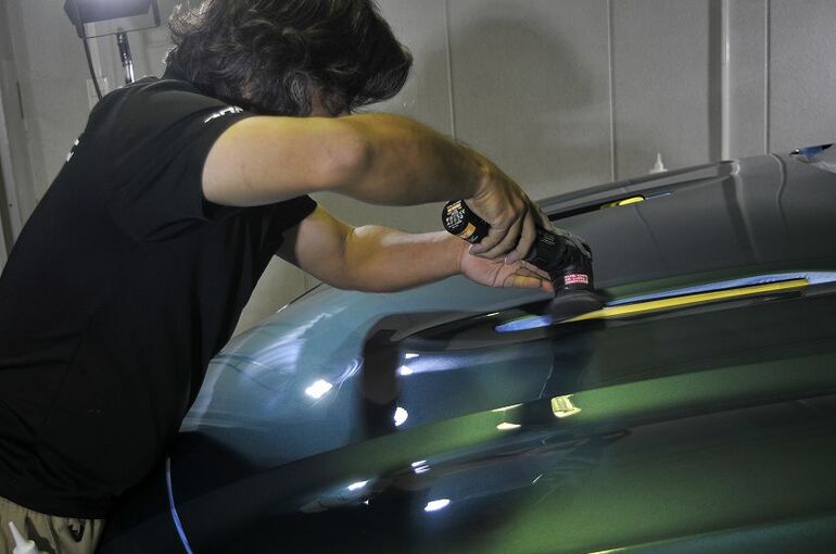 アストンマーティン　DBX　ミニサイズポリッシャーによる磨き施工　ボンネット部