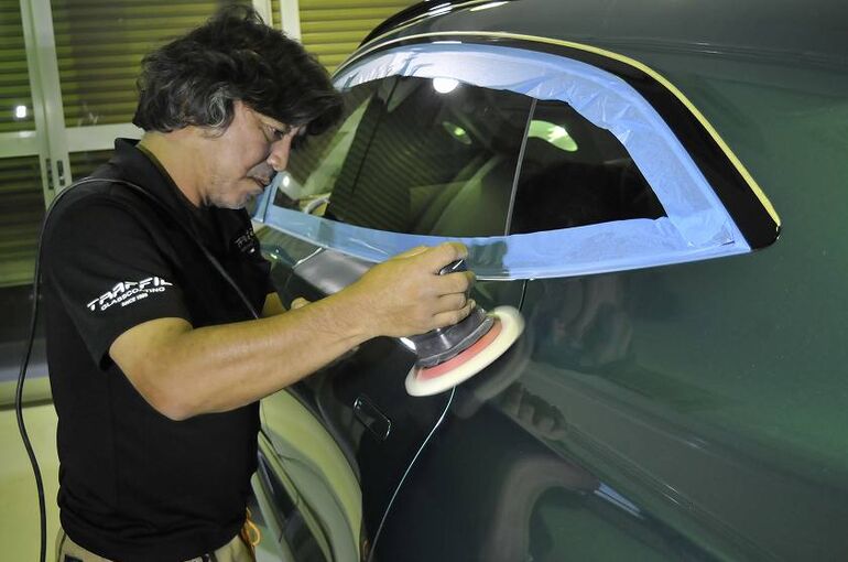 アストンマーティン　DBX　リアクォーター部　磨き施工