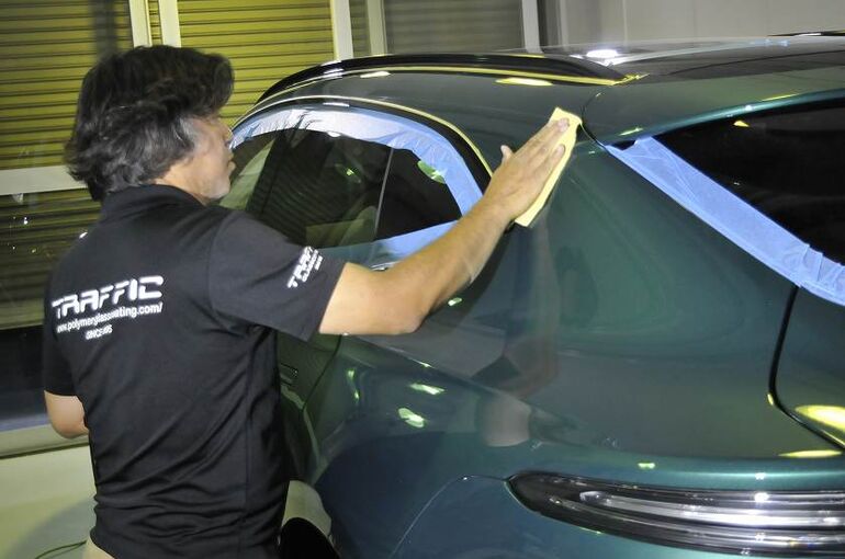 アストンマーティン　DBX　脱脂して塗装面のキズの状態を確認