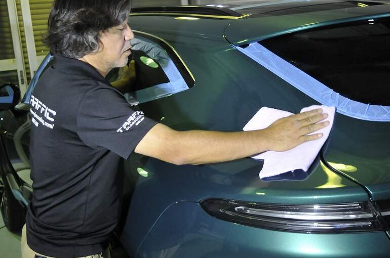 アストンマーティン　DBX　脱脂して塗装面のキズの状態を確認　脱脂剤の余剰分を拭き取り