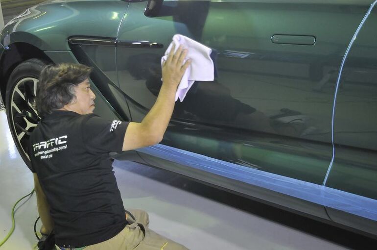 アストンマーティン　DBX　脱脂して塗装面のキズの状態を確認　サイド部