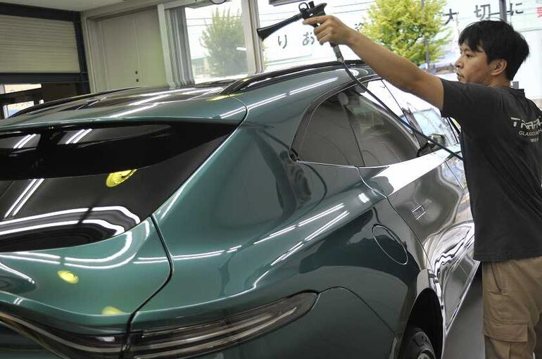 アストンマーティン　DBX　磨き施工後のブロワー　ルーフ部