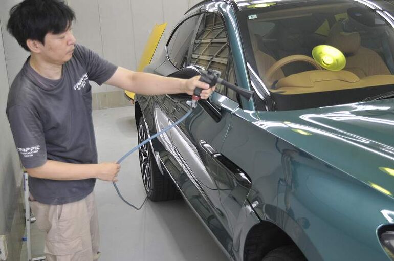 アストンマーティン　DBX　磨き施工後のブロワー　サイド部