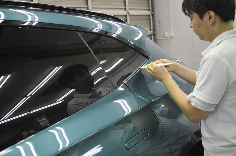 アストンマーティン　DBX　磨き施工後の隙間の清掃