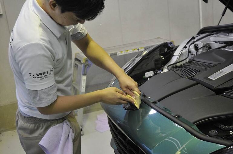 アストンマーティン　DBX　磨き施工後の隙間の清掃　ボンネット開口部