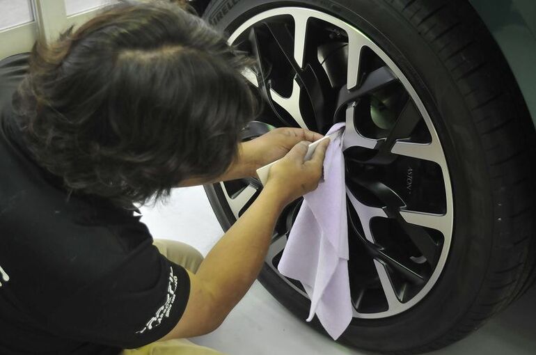 アストンマーティン　DBX　磨き施工後のホイールの清掃