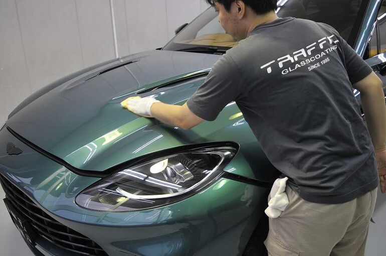 アストンマーティン　DBX　コーティング塗布前の脱脂工程　ボンネット部