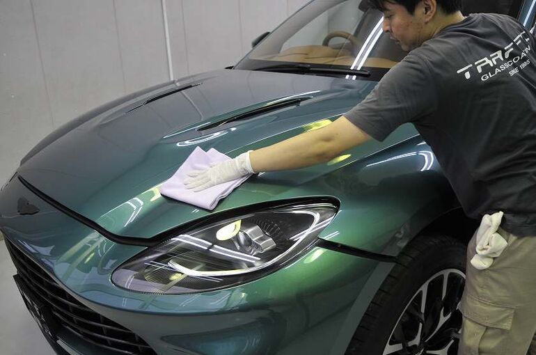 アストンマーティン　DBX　コーティング塗布前の脱脂工程　ボンネット部　脱脂剤の余剰分の拭き取り