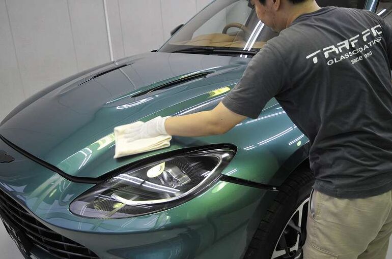 アストンマーティン　DBX　コーティング塗布前の脱脂工程　ボンネット部　脱脂剤の余剰分の拭き取り2回目