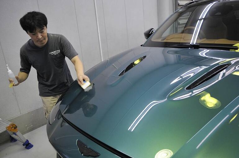 アストンマーティン　DBX　コーティング剤の塗布