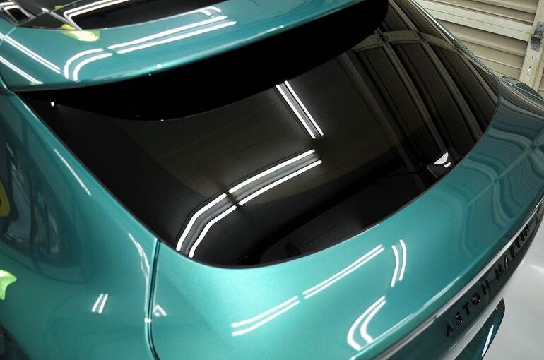 アストンマーティン　DBX　コーティング施工完了　リアトランク部