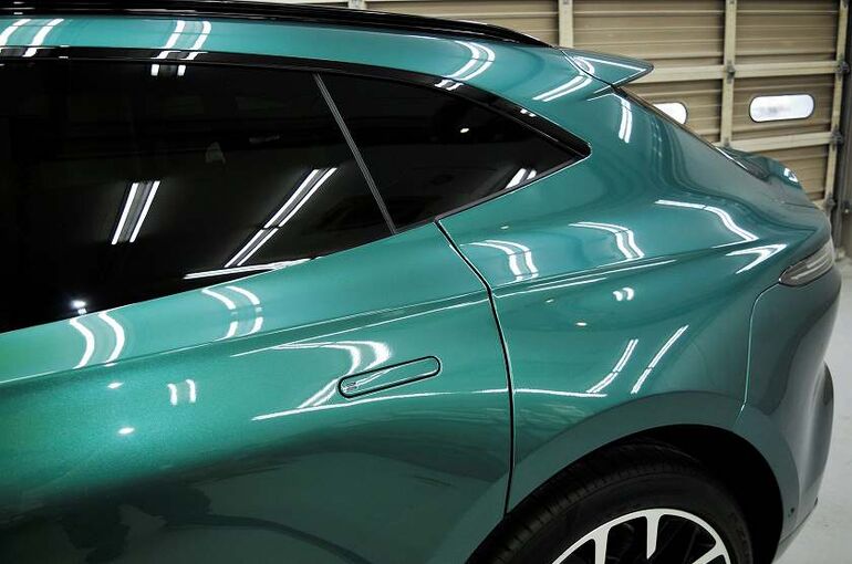 アストンマーティン　DBX　コーティング施工完了　左リアフェンダー部