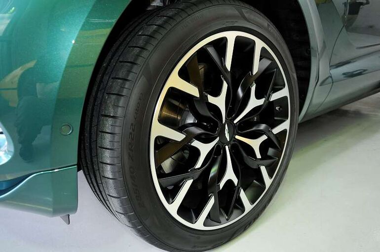 アストンマーティン　DBX　コーティング施工完了　ホイール部