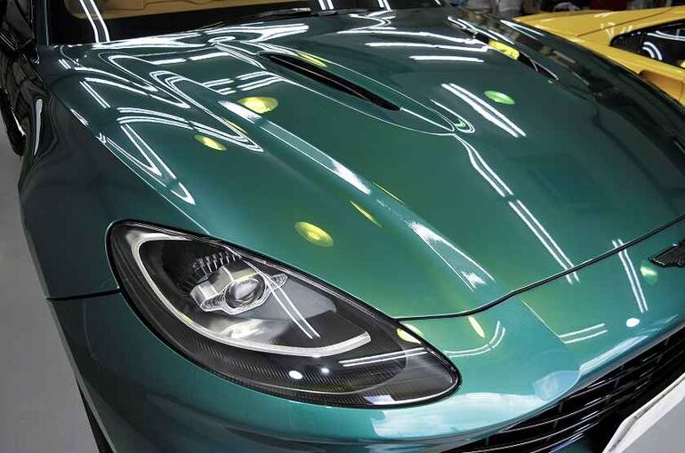 アストンマーティン　DBX　コーティング施工完了　ボンネット部　右サイド