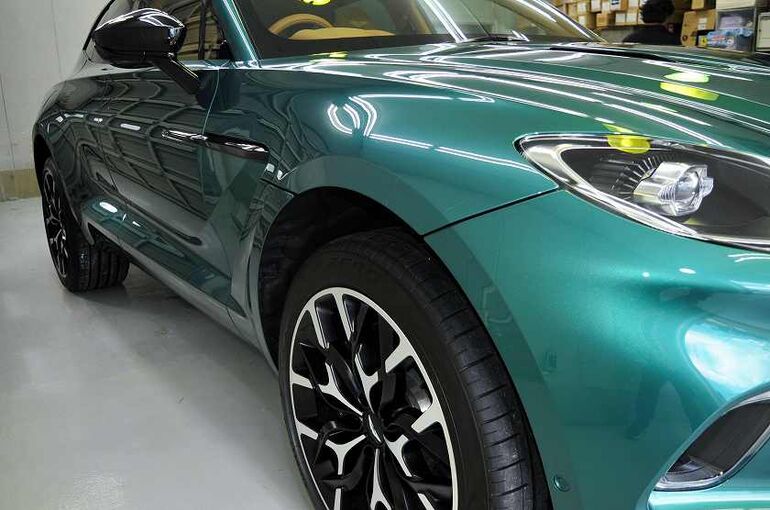 アストンマーティン　DBX　コーティング施工完了　右サイド　前から