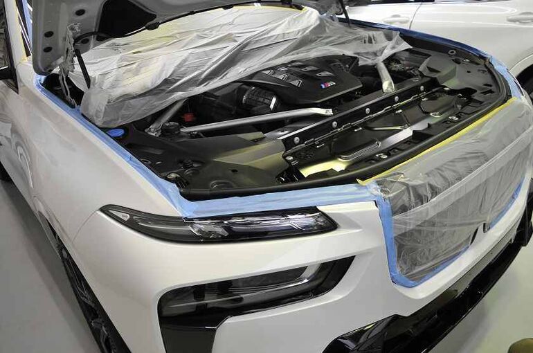 BMW X7　エンジンフード内の養生