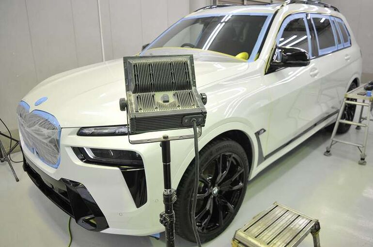 BMW X7　磨き前　特殊ライトのセッティング