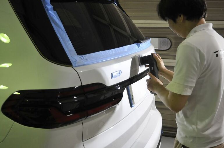 BMW X7　リアハッチ　ミニポリッシャーによる磨き施工
