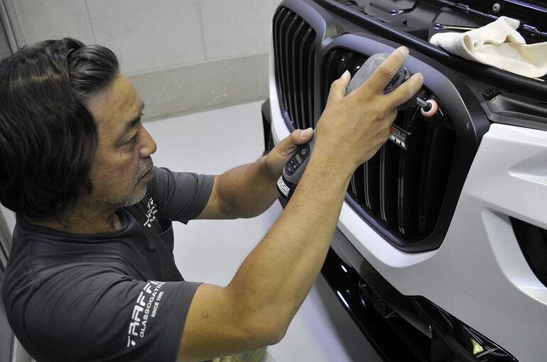 BMW X7　フロントグリル　ミニポリッシャーによる磨き施工