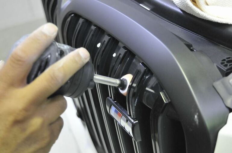 BMW X7　フロントグリル　ミニポリッシャーによる磨き施工　アップ写真